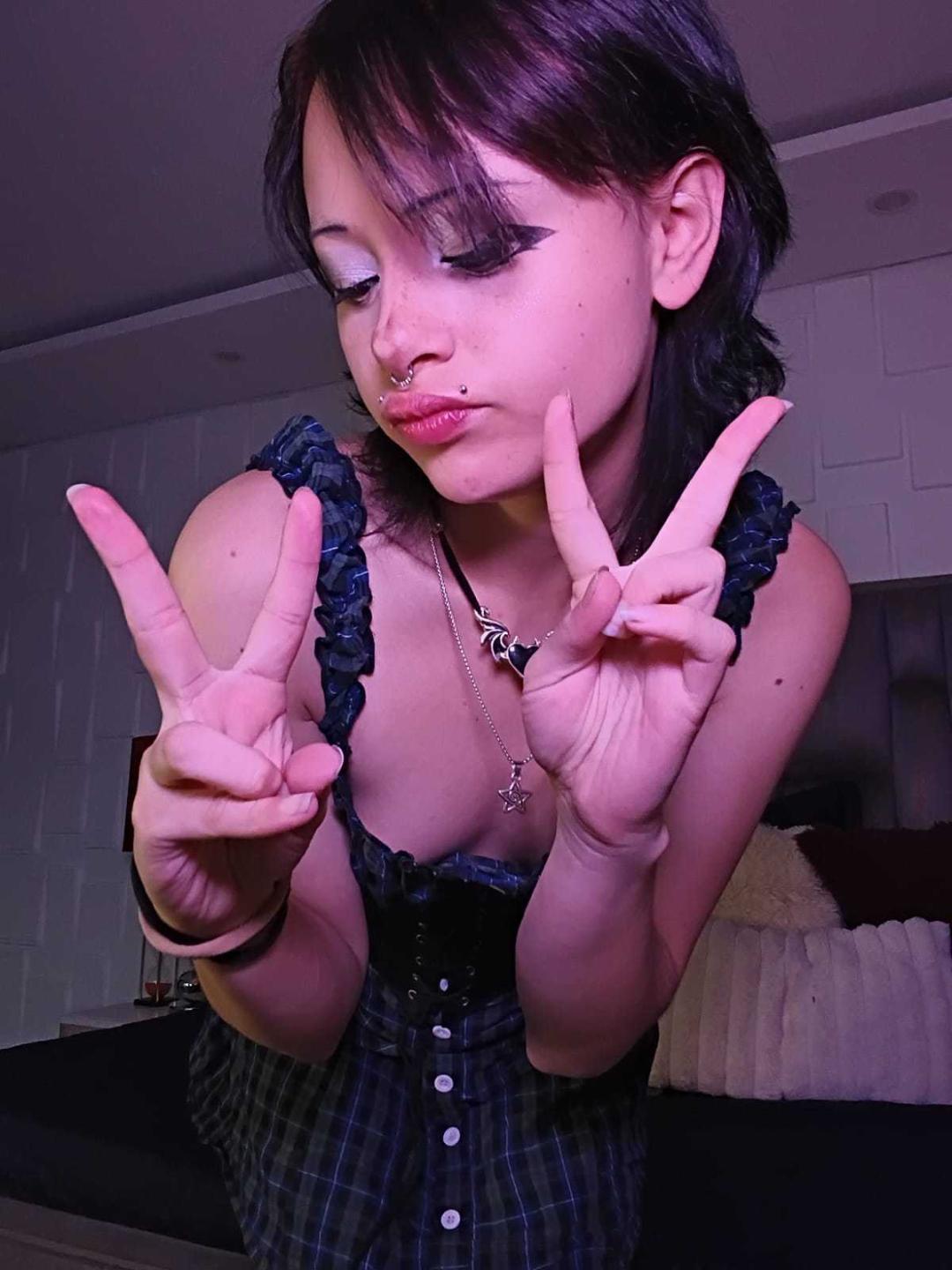 Image of cam model ViolettClay from XloveCam