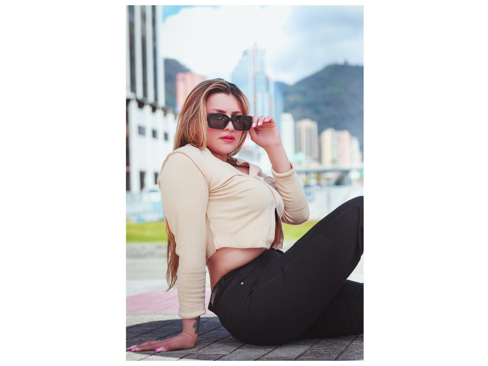 Image of cam model SaraWestt from XloveCam