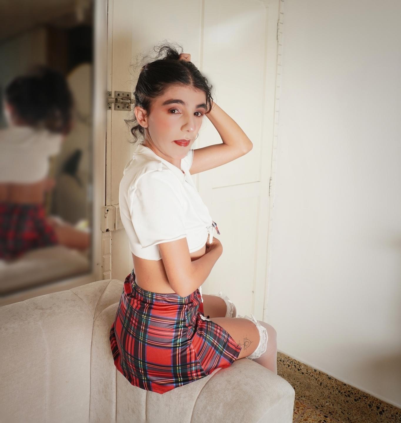 Image of cam model ValentinaSexyest (ValentinaSmall) from XloveCam