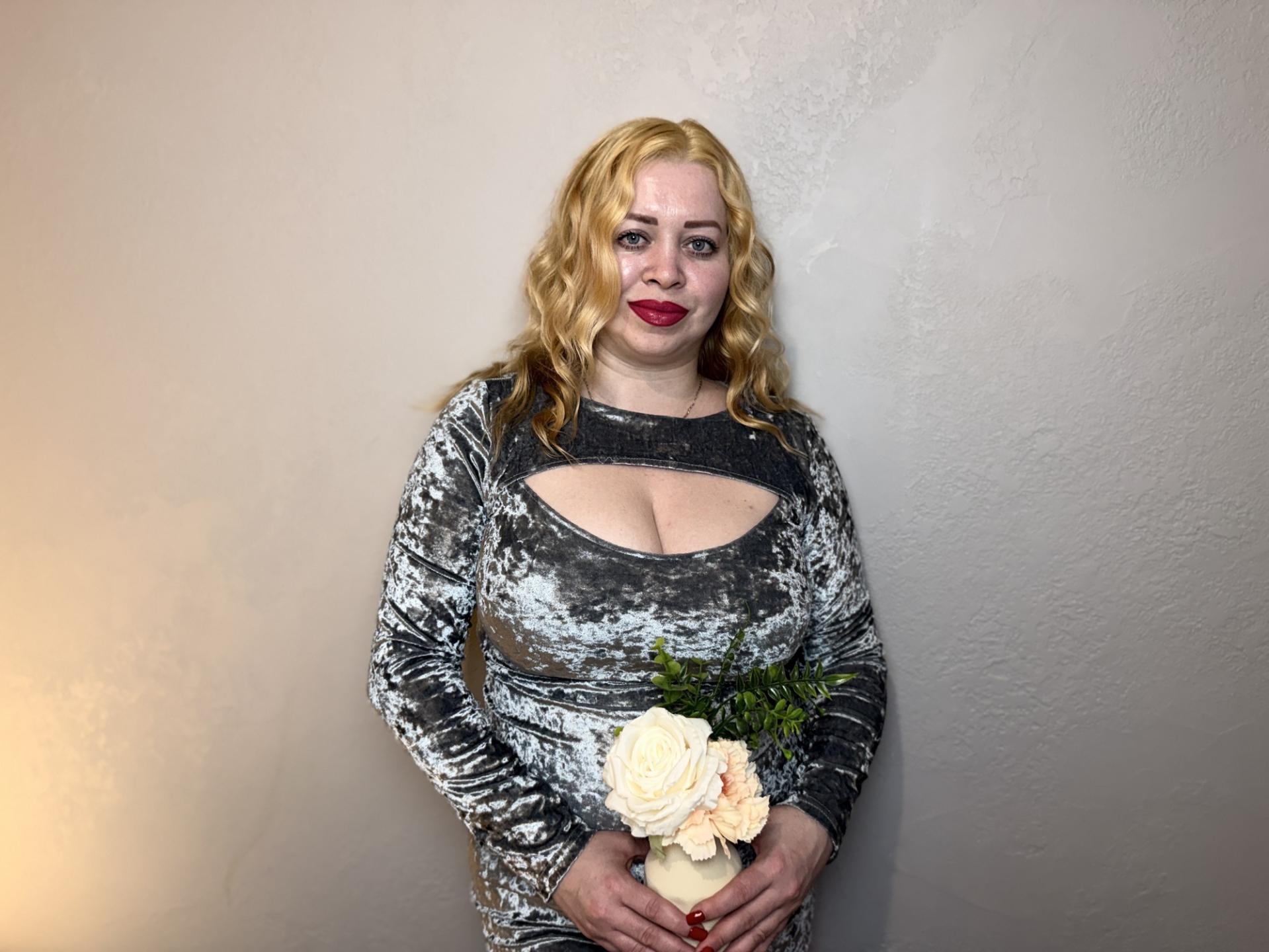 Image of cam model OliviaVerr from XloveCam