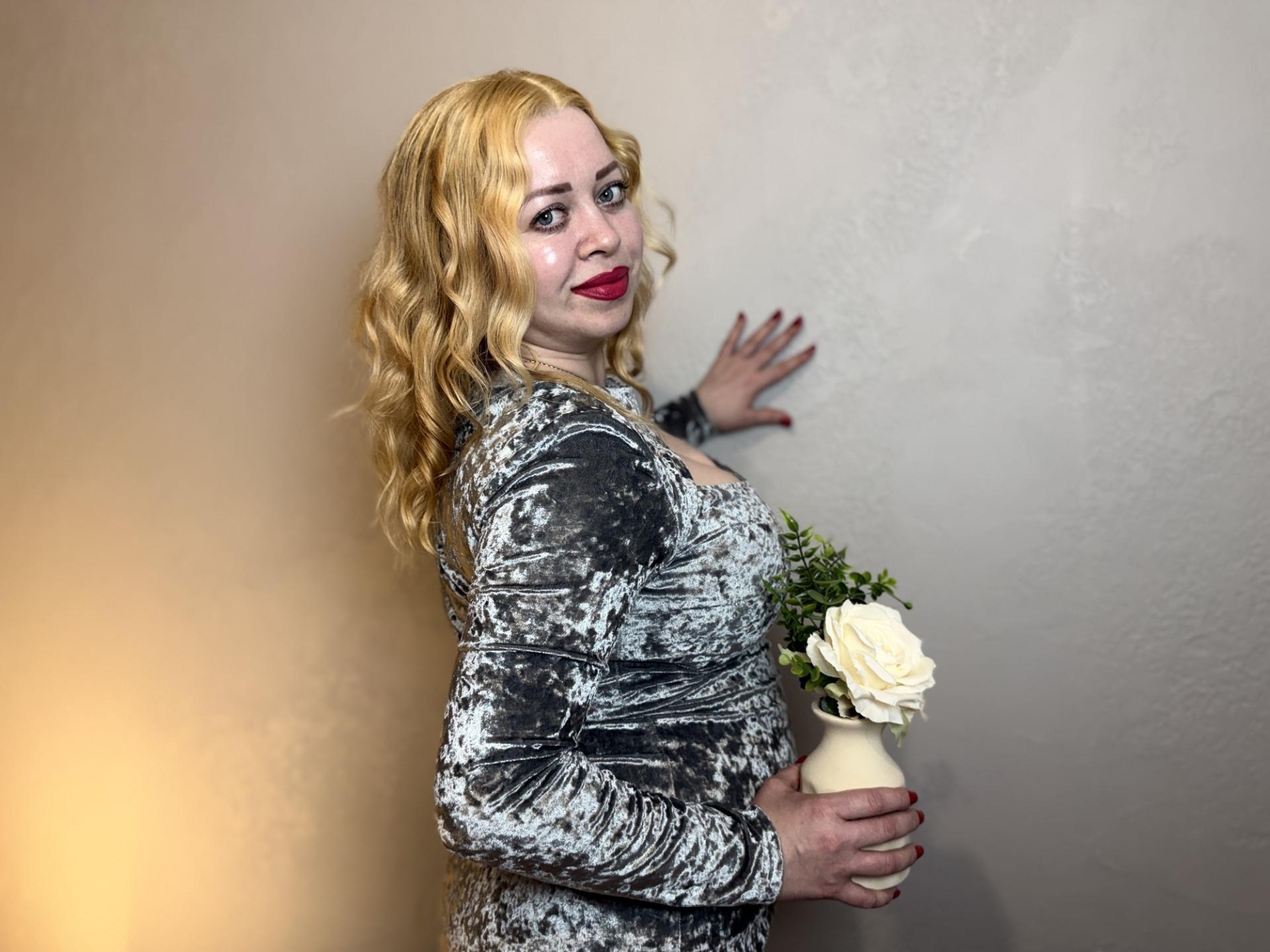 Image of cam model OliviaVerr from XloveCam