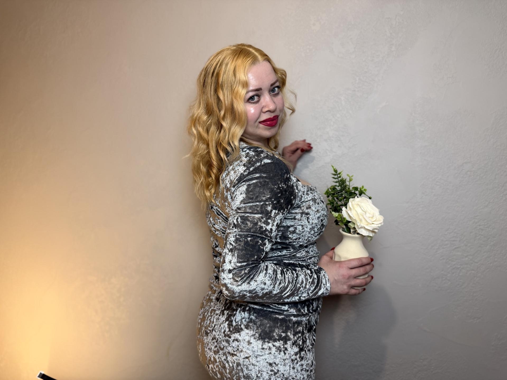Image of cam model OliviaVerr from XloveCam