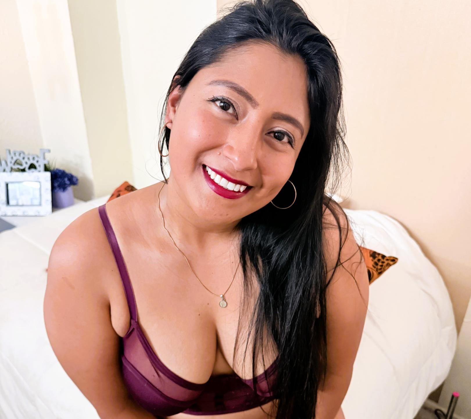 Image of cam model MoraMoon from XloveCam