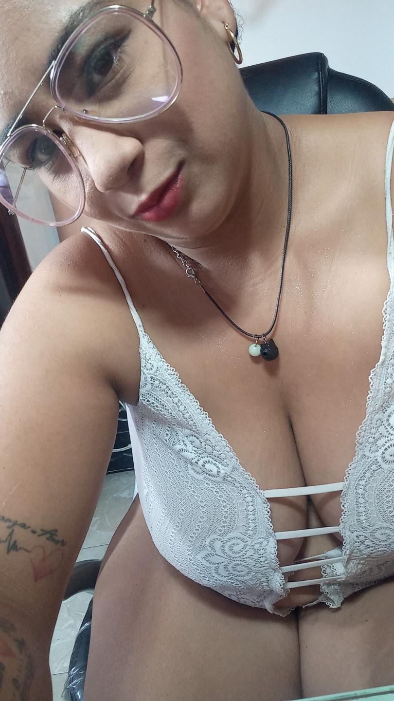 Image of cam model AlisonHank from XloveCam