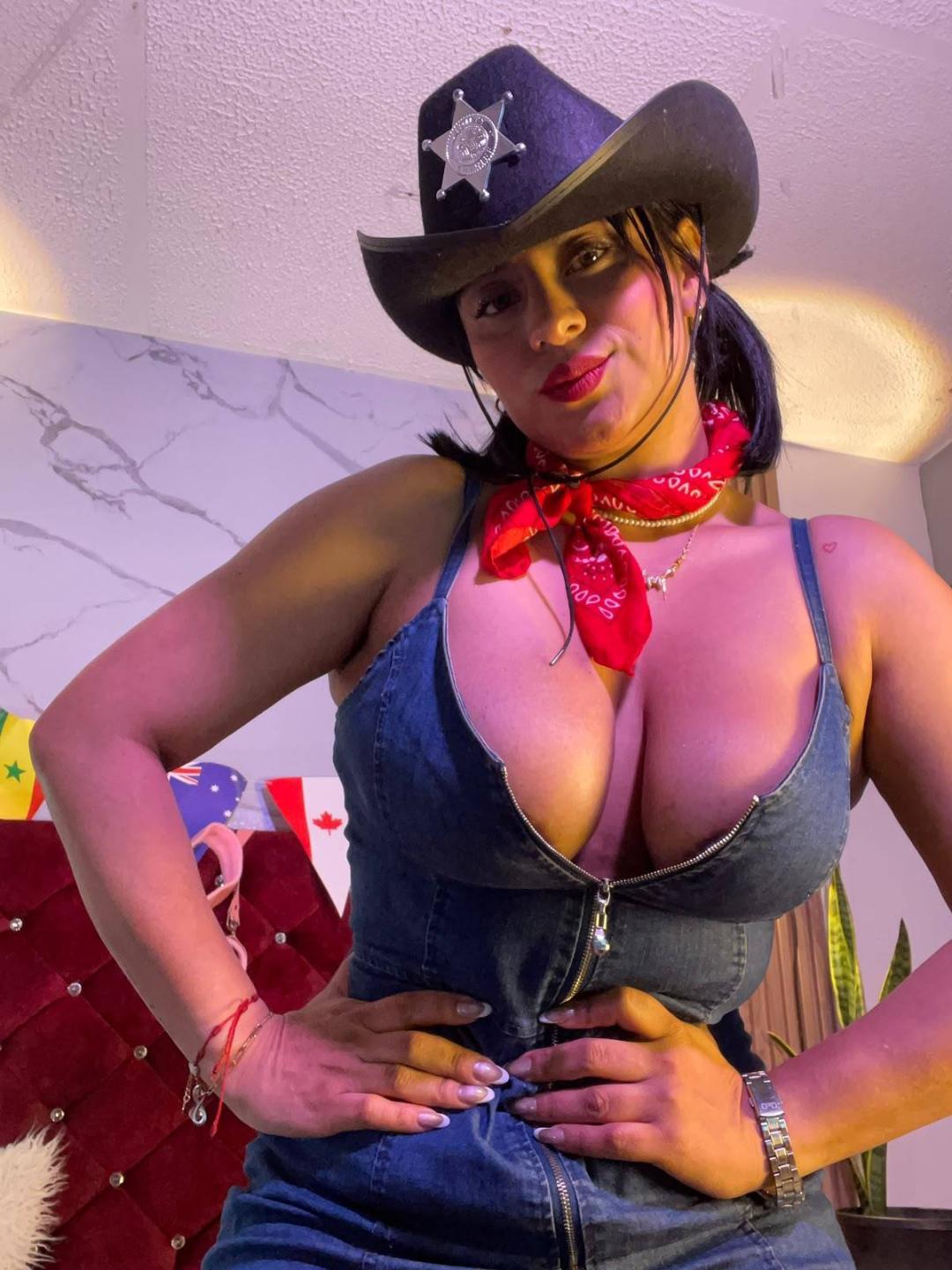 Image of cam model DiannaRosse from XloveCam