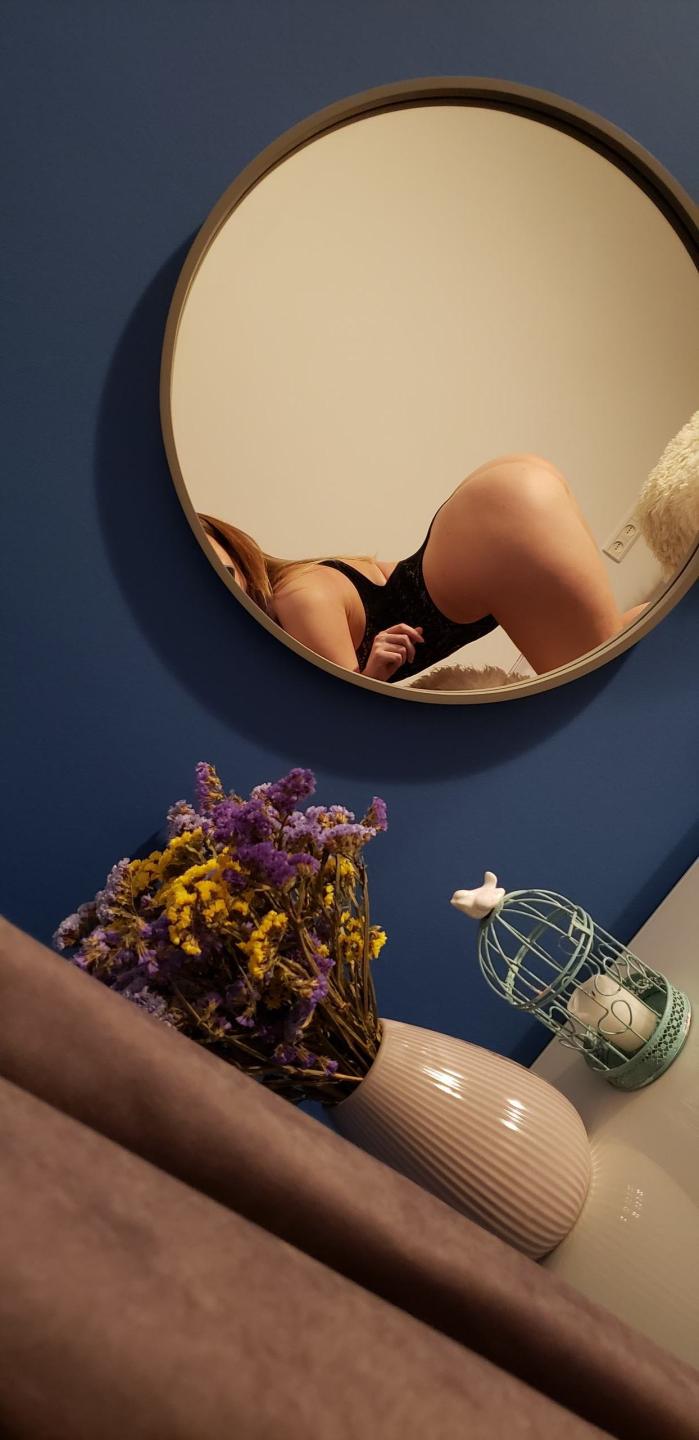 Image of cam model VeronicaWillson from XloveCam