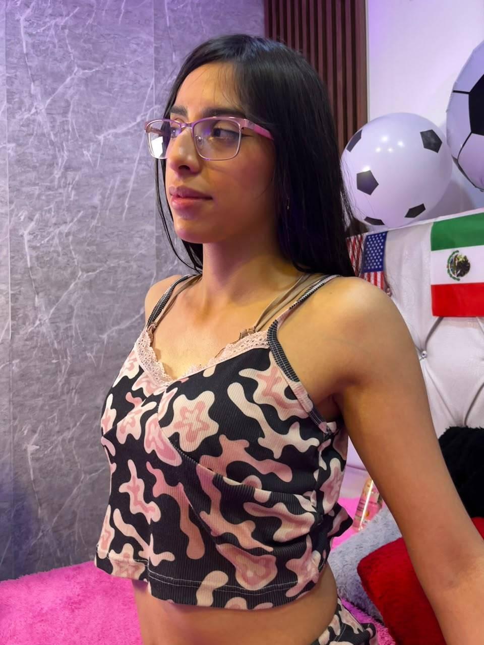 Image of cam model AngelaBasseth from XloveCam