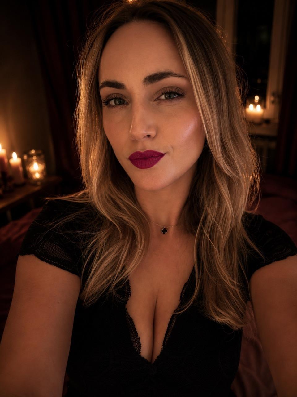 Image of cam model ScarlettLips from XloveCam