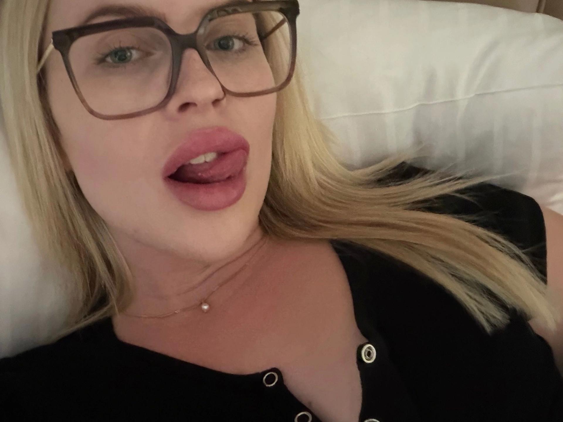 Image of cam model Hellybunny-hot from XloveCam