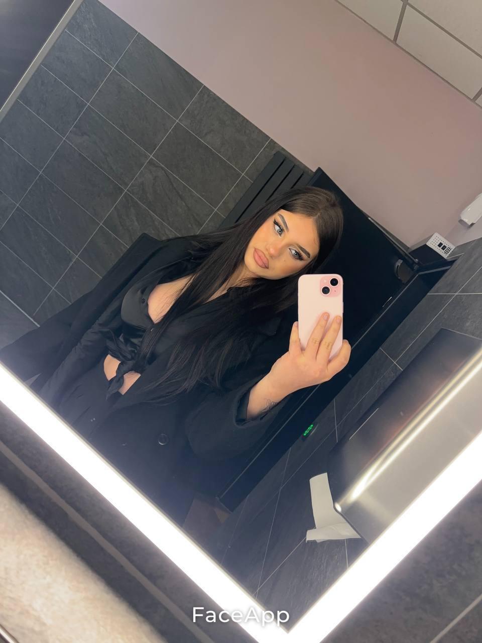 Image of cam model SkylaMoor from XloveCam