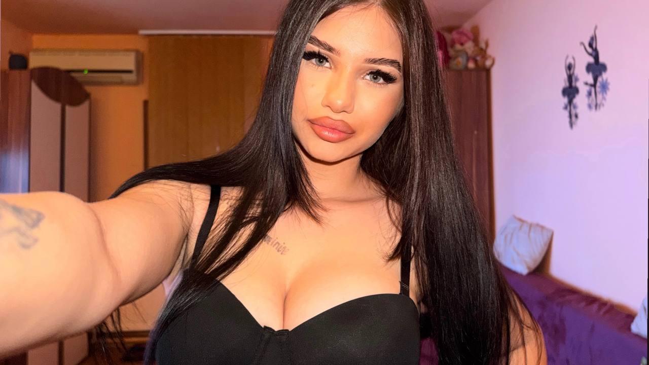 Image of cam model SkylaMoor from XloveCam
