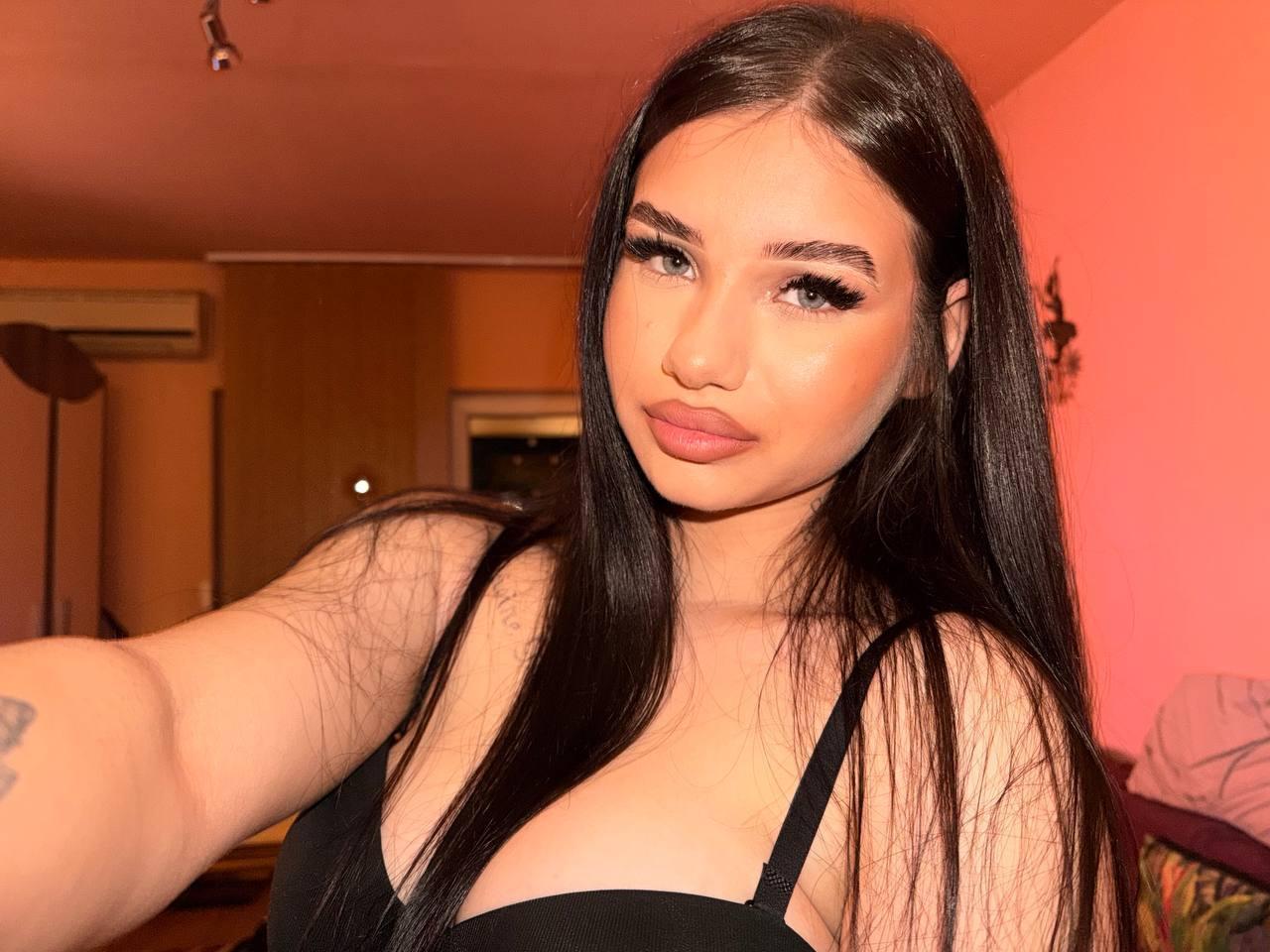 Image of cam model SkylaMoor from XloveCam