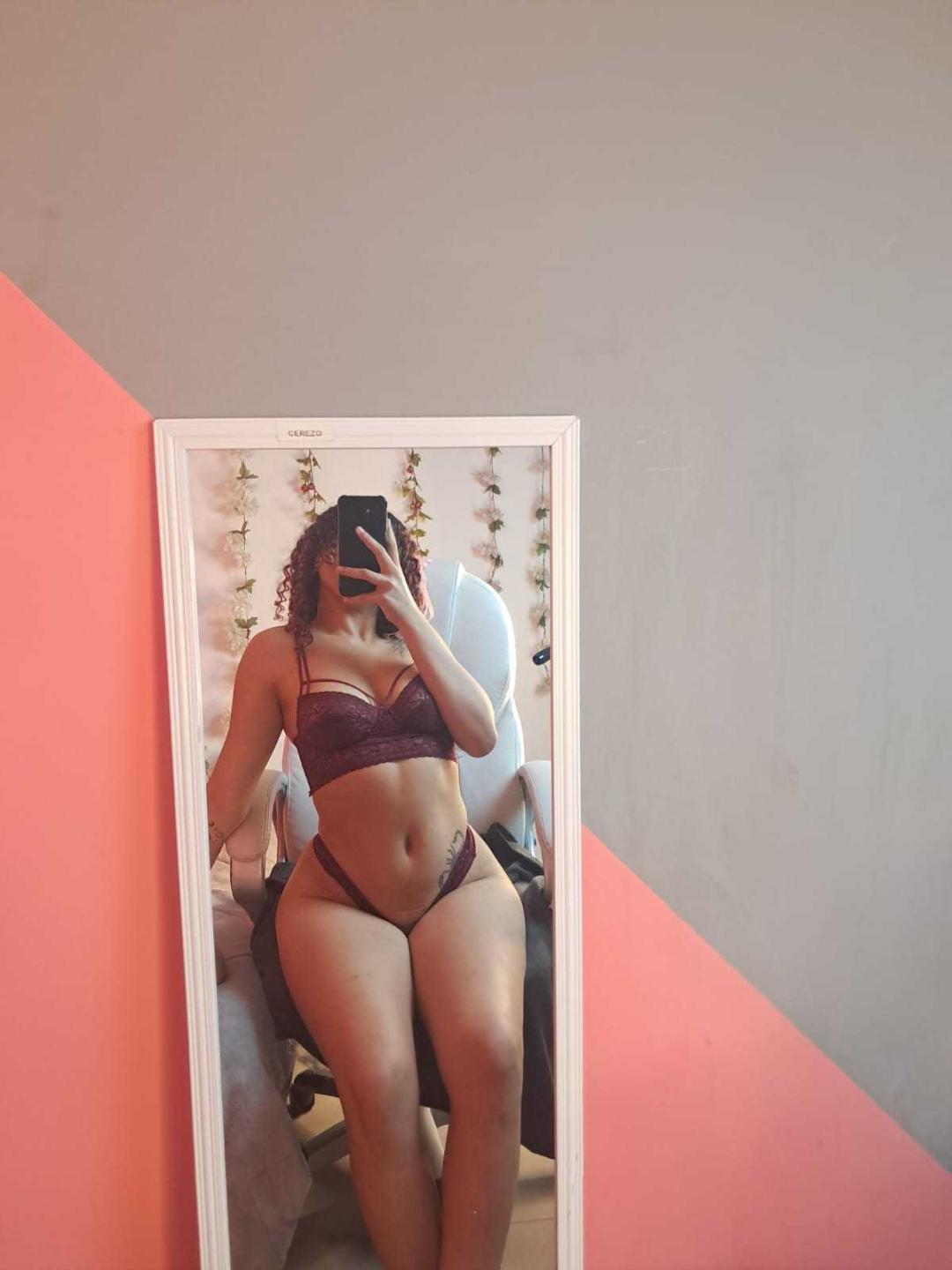 Image of cam model SofiaJackson from XloveCam