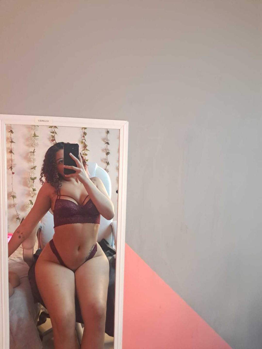 Image of cam model SofiaJackson from XloveCam