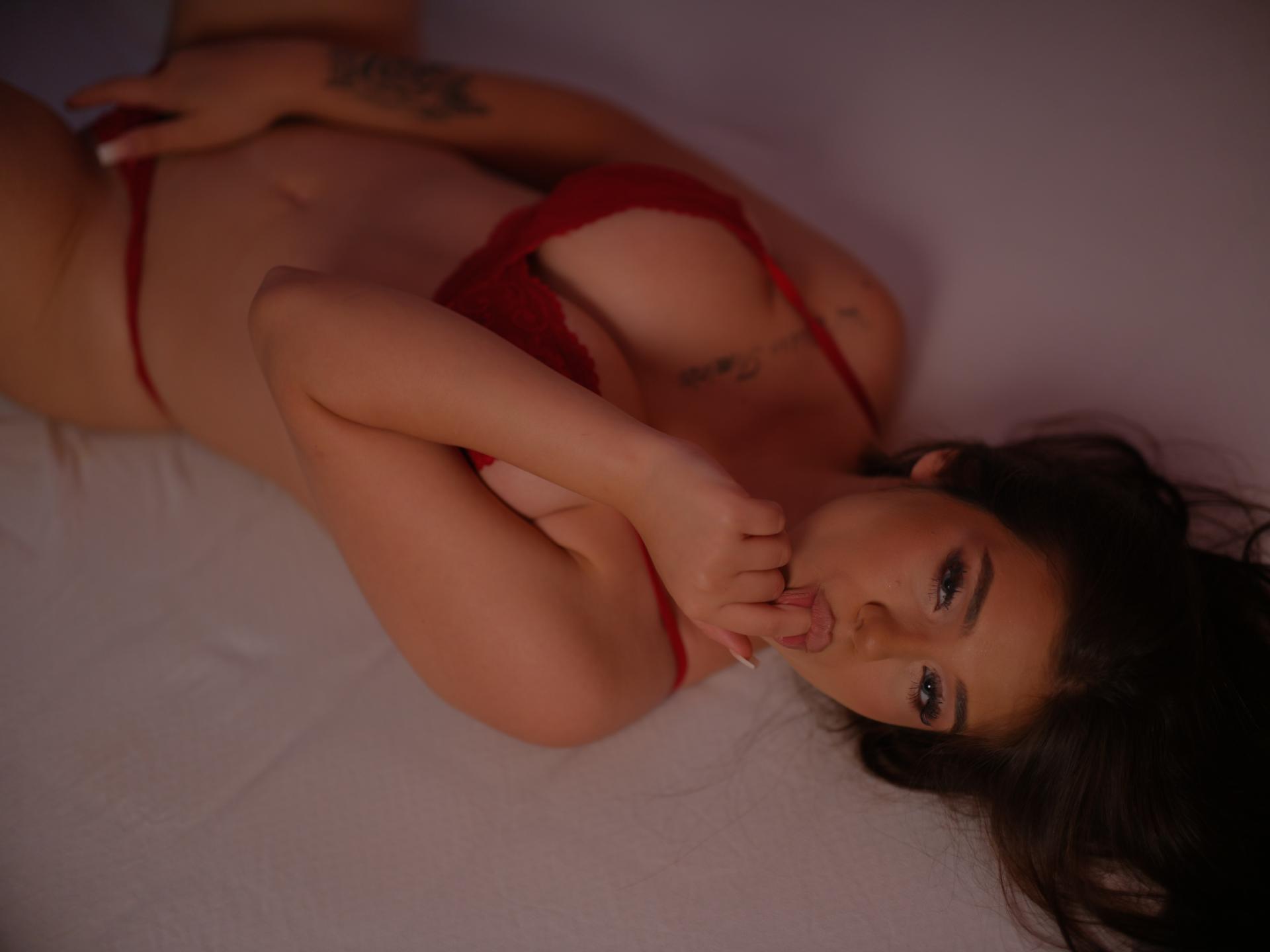Image of cam model SkylaMoor from XloveCam