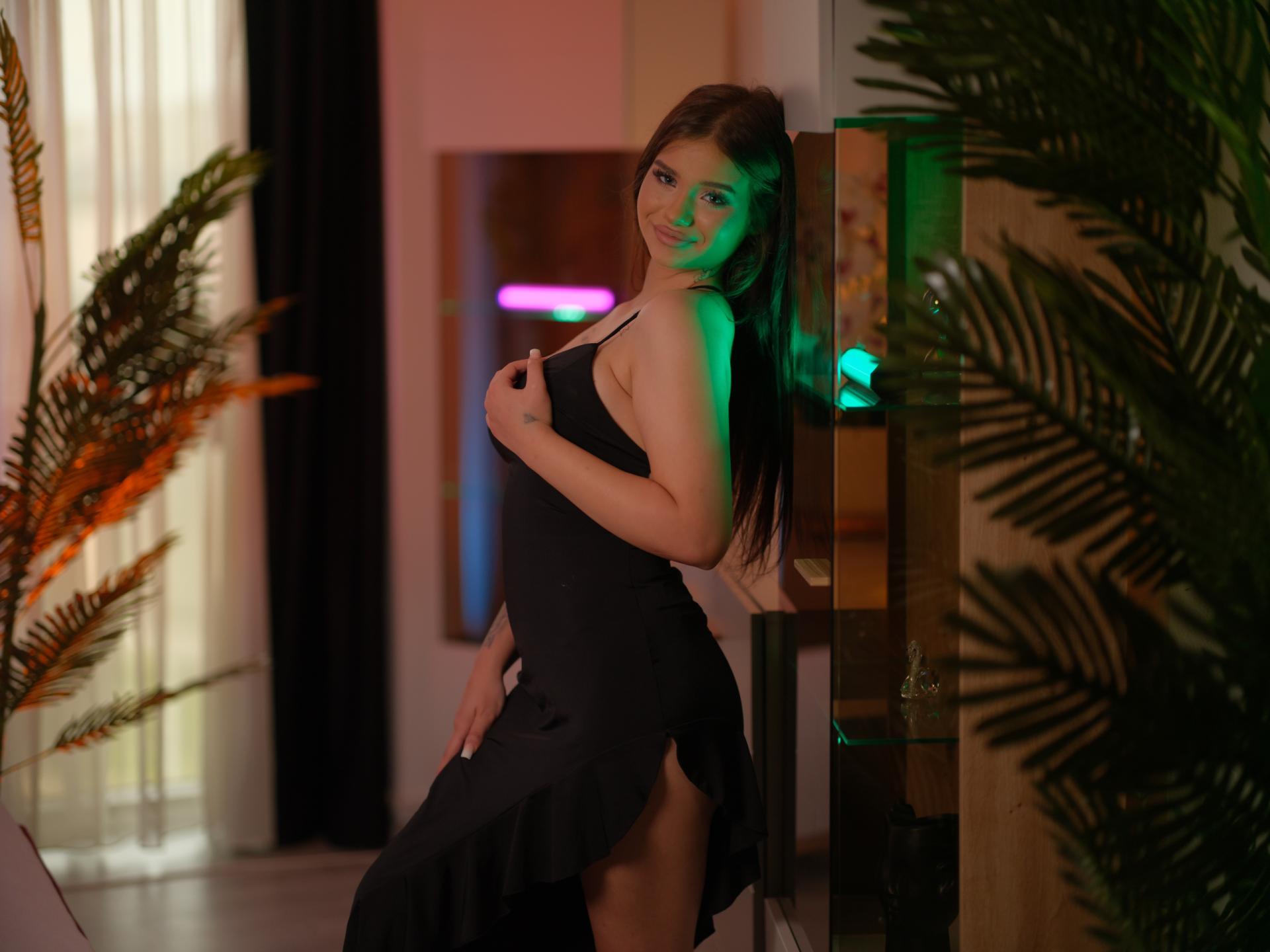 Image of cam model SkylaMoor from XloveCam