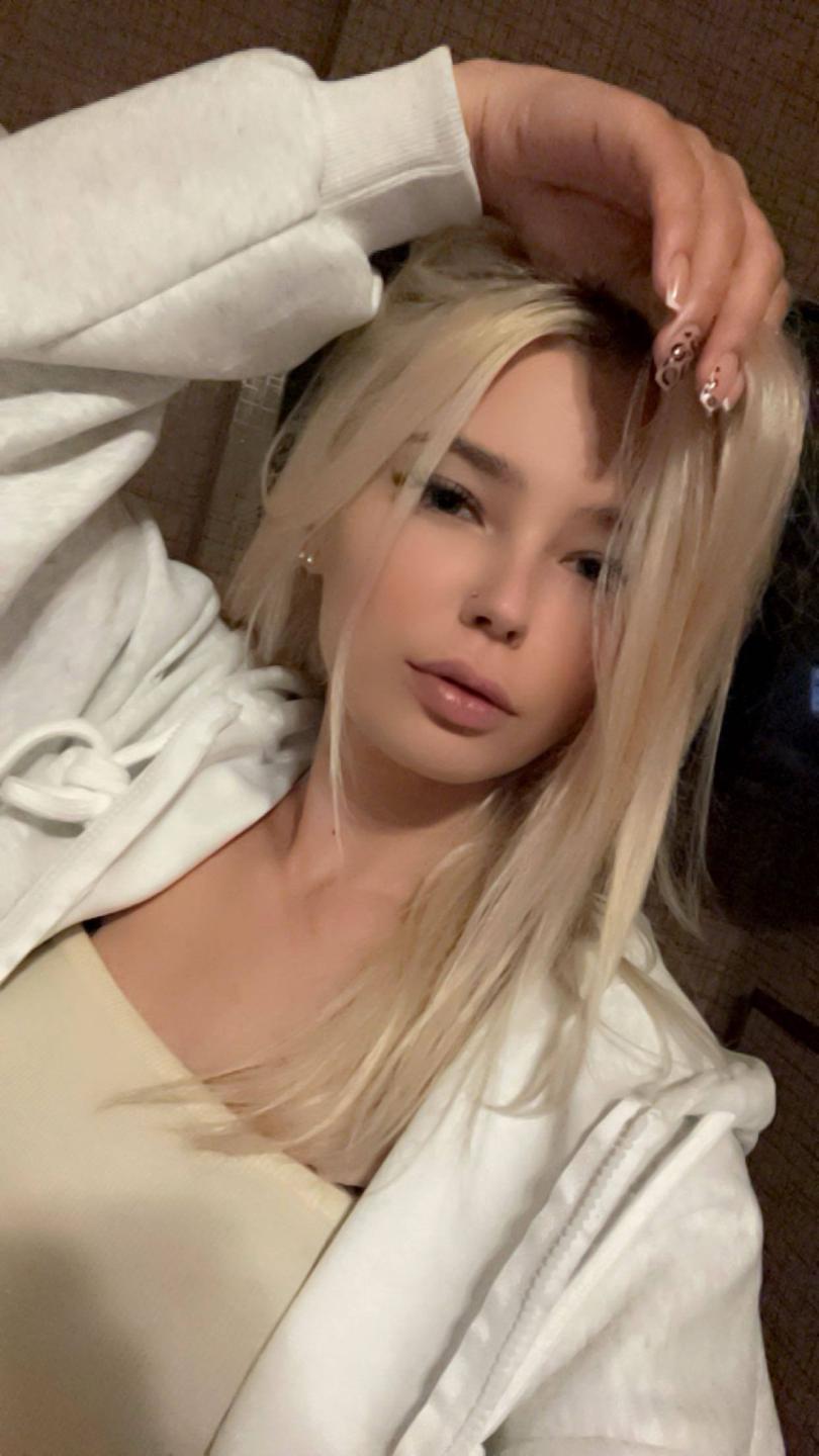 Image of cam model AdrieneDegennaro from XloveCam