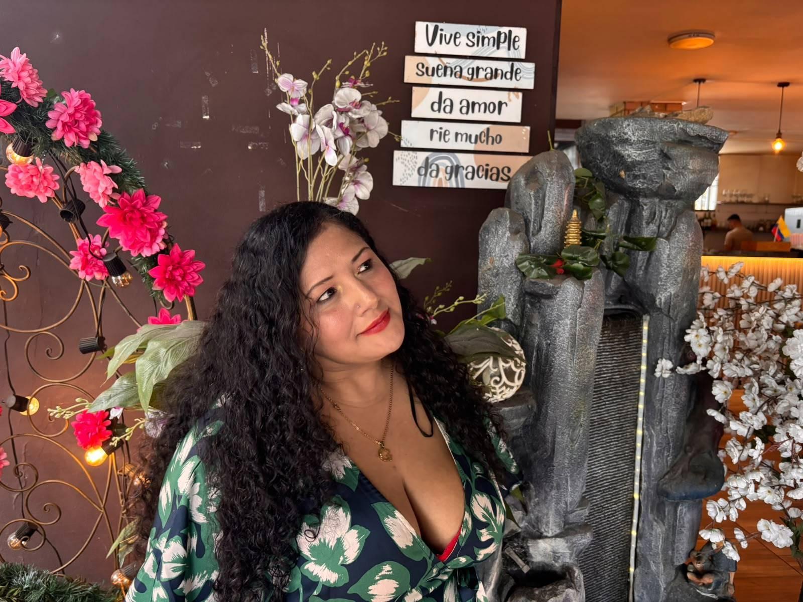 Image of cam model GenesisMontenegro from XloveCam