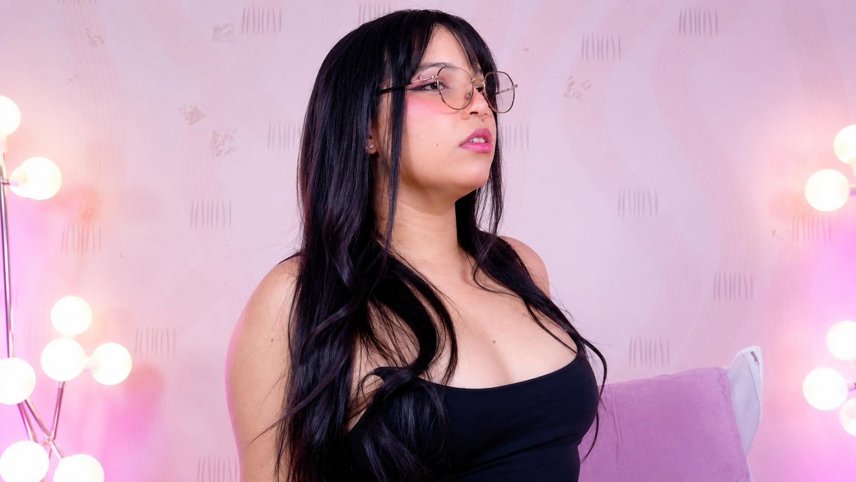 Image of cam model InnocenthaZel from XloveCam