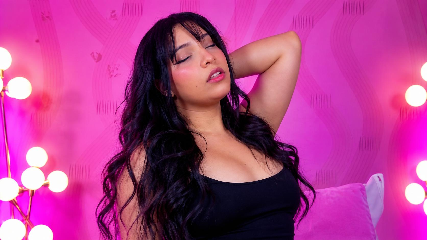 Image of cam model InnocenthaZel from XloveCam