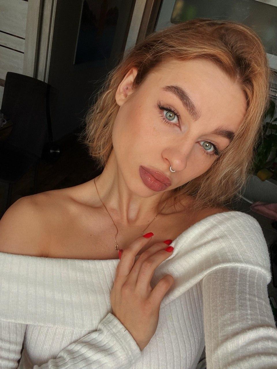 Image of cam model PetrinaRaven from XloveCam