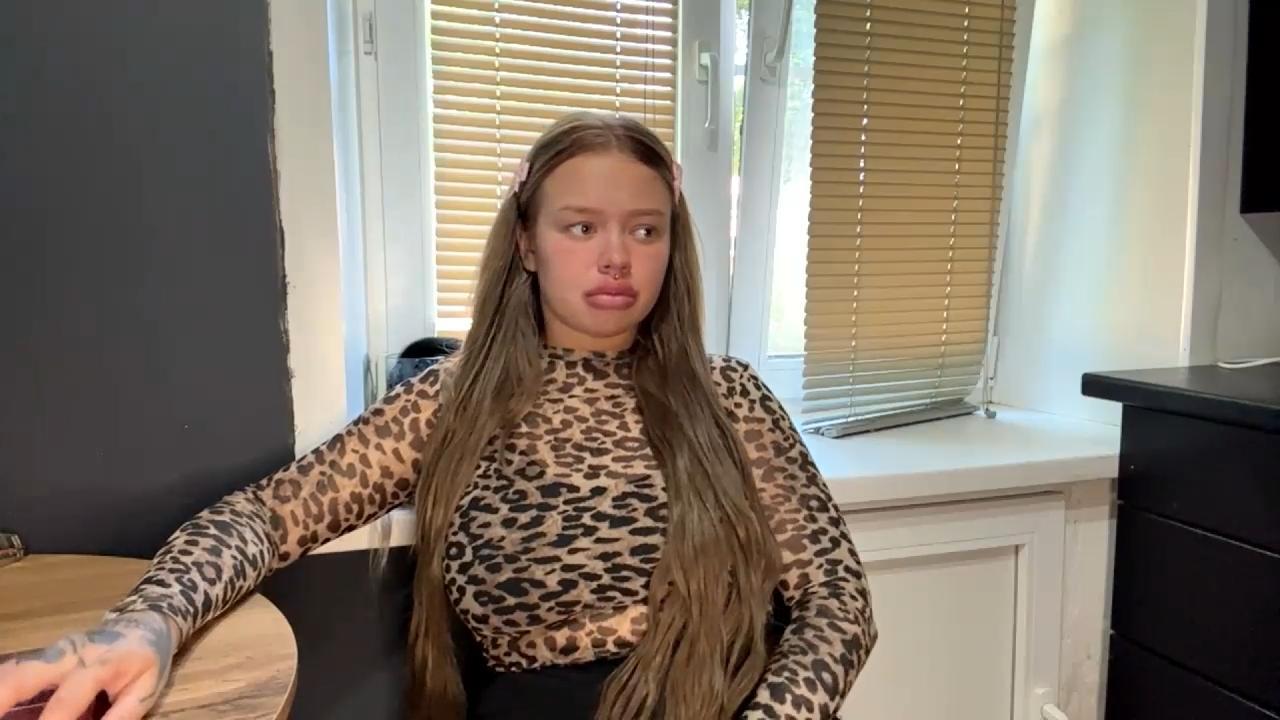 Image of cam model CarolinBayer from XloveCam