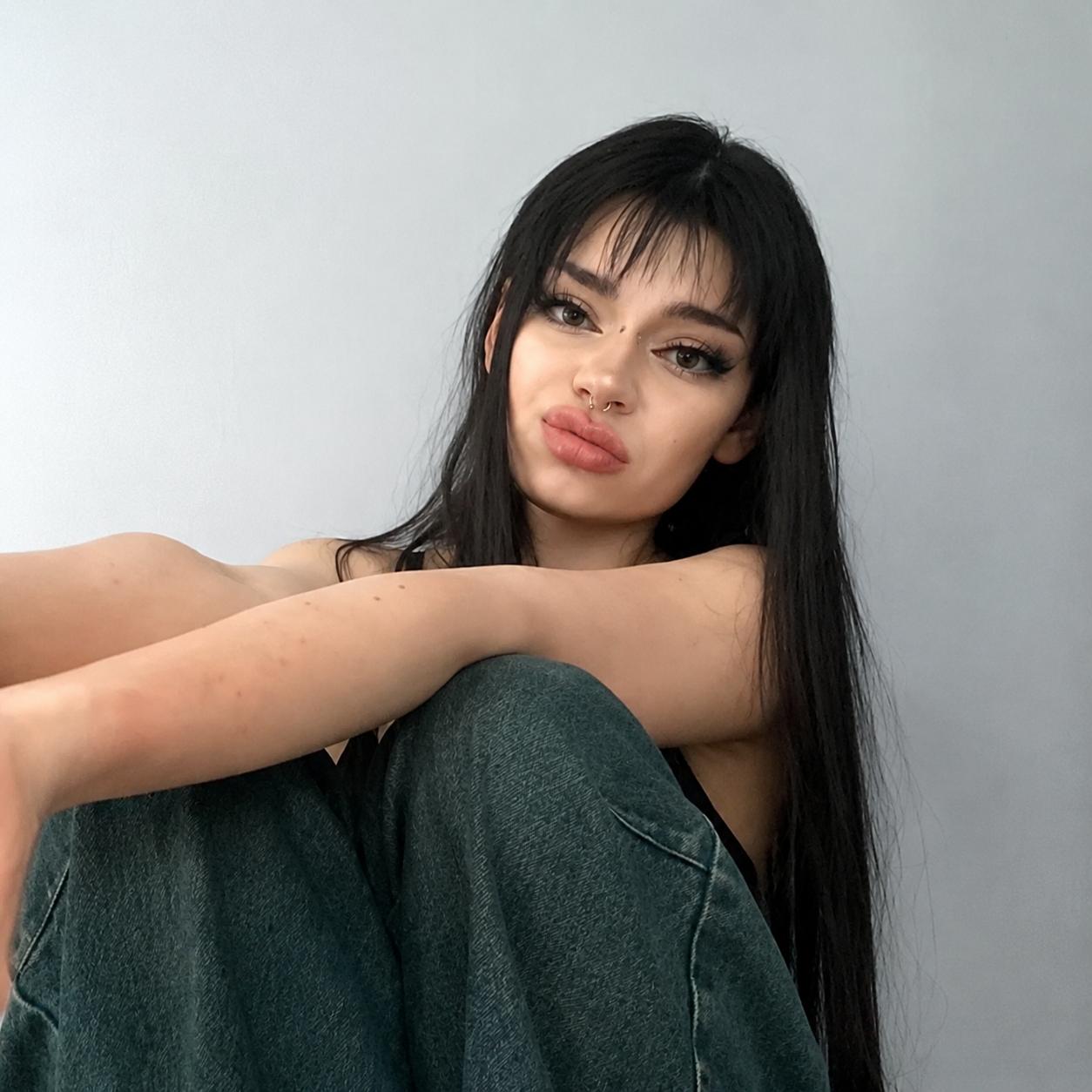 Image of cam model YettaGlumac from XloveCam