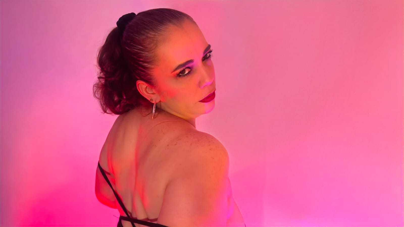 Image of cam model MirandaDelacroix from XloveCam