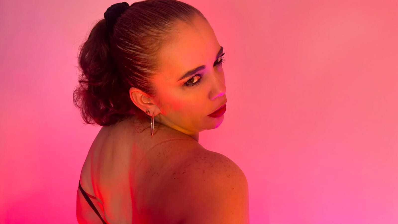 Image of cam model MirandaDelacroix from XloveCam