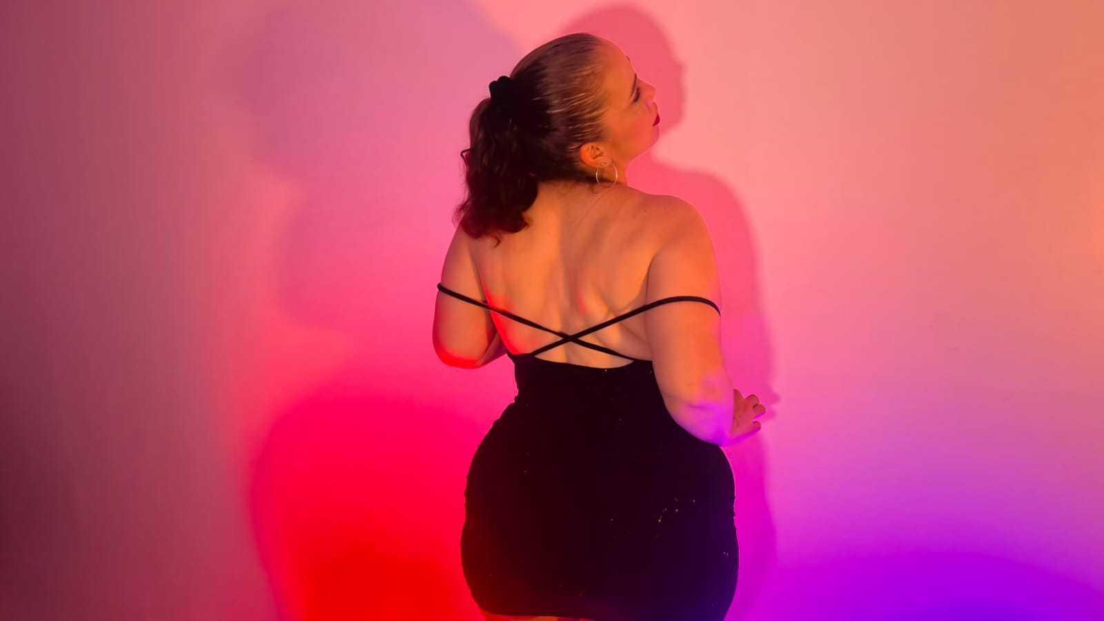 Image of cam model MirandaDelacroix from XloveCam