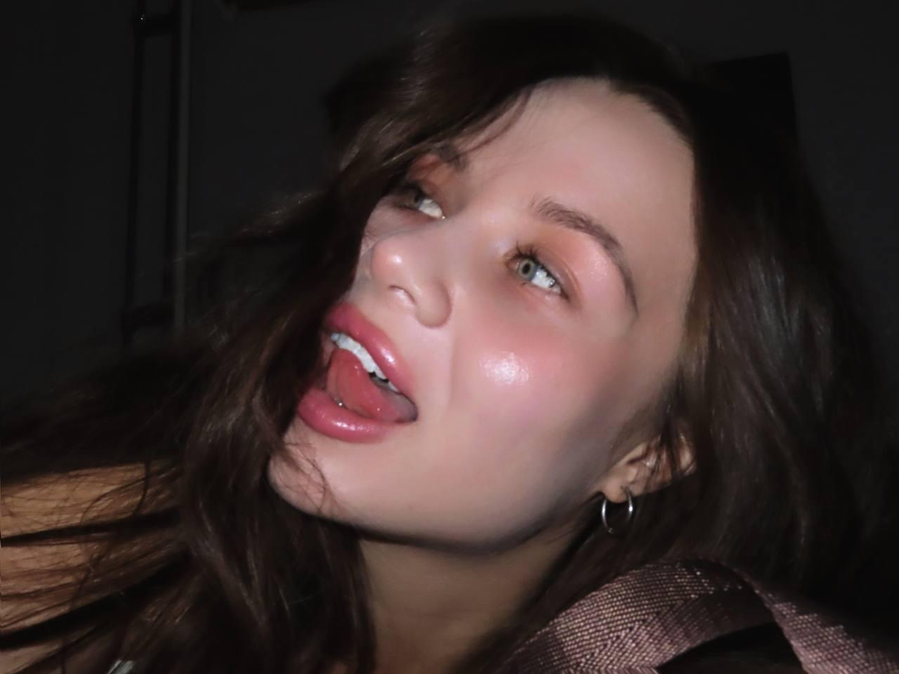 Image of cam model AzzieStelman from XloveCam