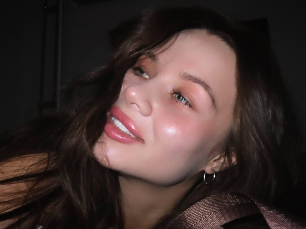 Image of cam model AzzieStelman from XloveCam