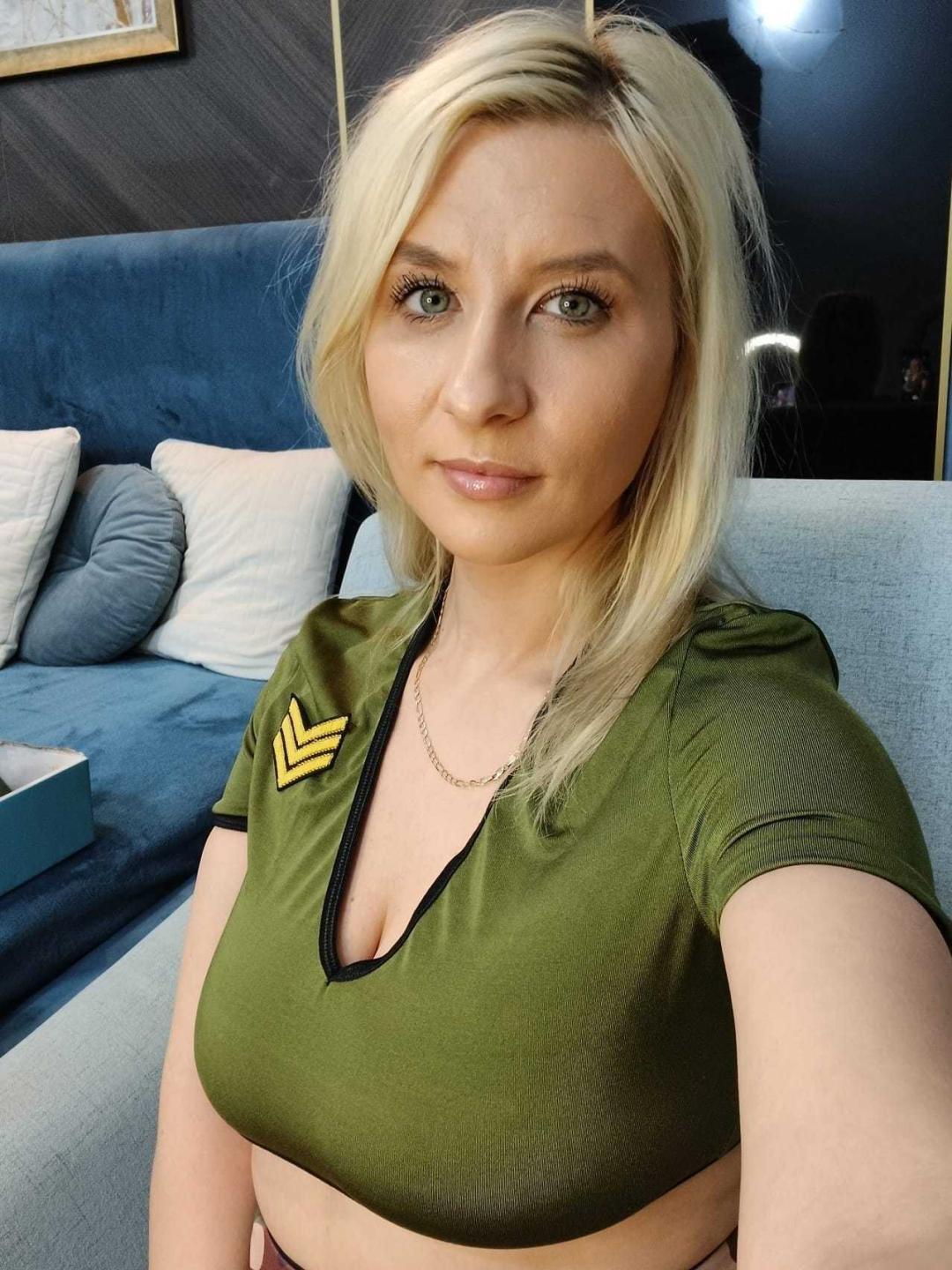 Image of cam model KaylinJan from XloveCam