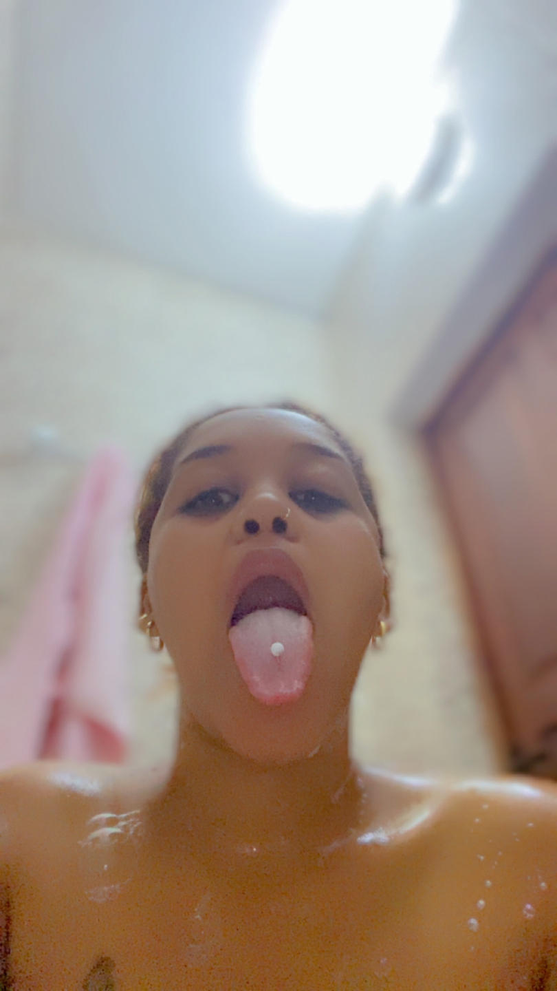 Image of cam model EloCherie from XloveCam