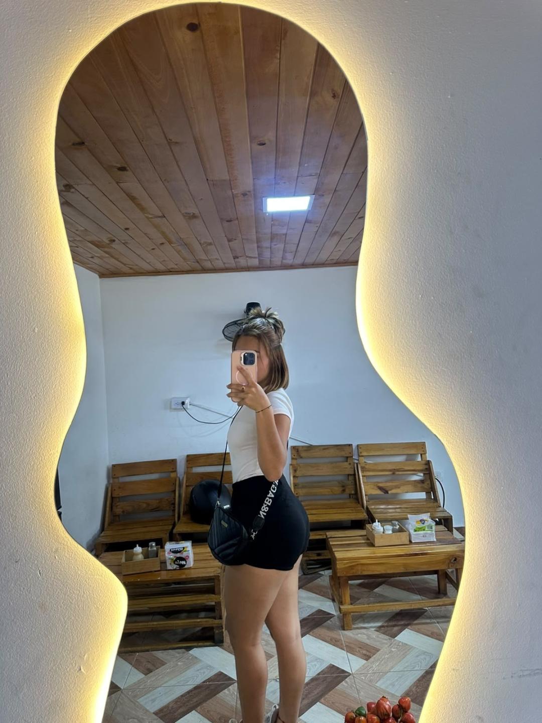 Image of cam model VictoriaSanzF from XloveCam