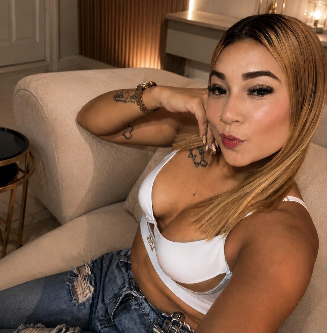 Image of cam model AishaSaint from XloveCam