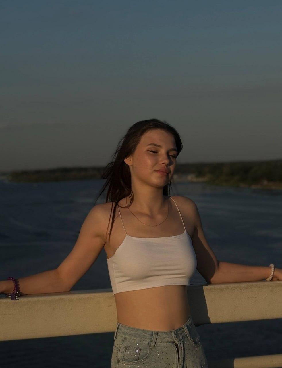 Image of cam model ClementinaSwantek from XloveCam