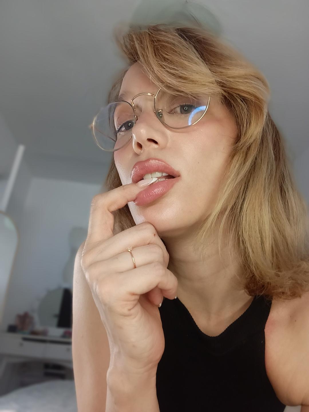 Image of cam model MissFrenchy from XloveCam