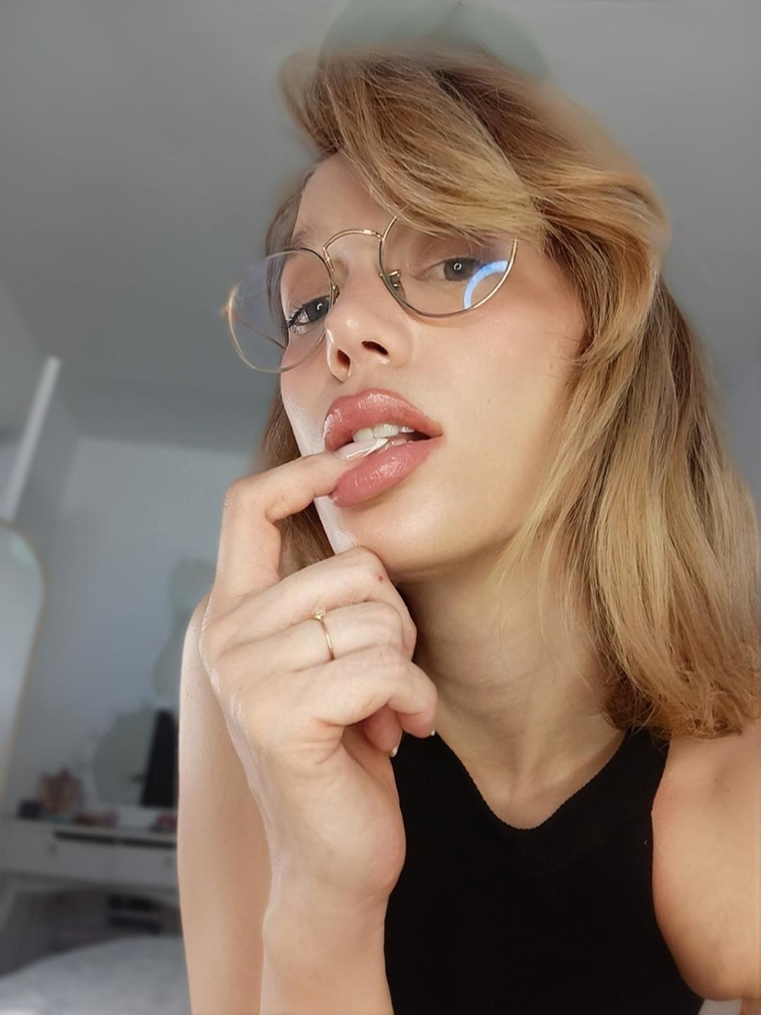 Image of cam model MissFrenchy from XloveCam