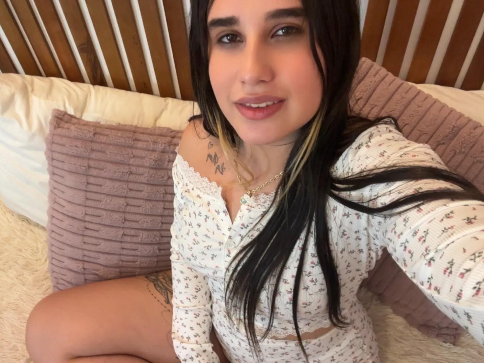 Image of cam model KatieDesirX from XloveCam