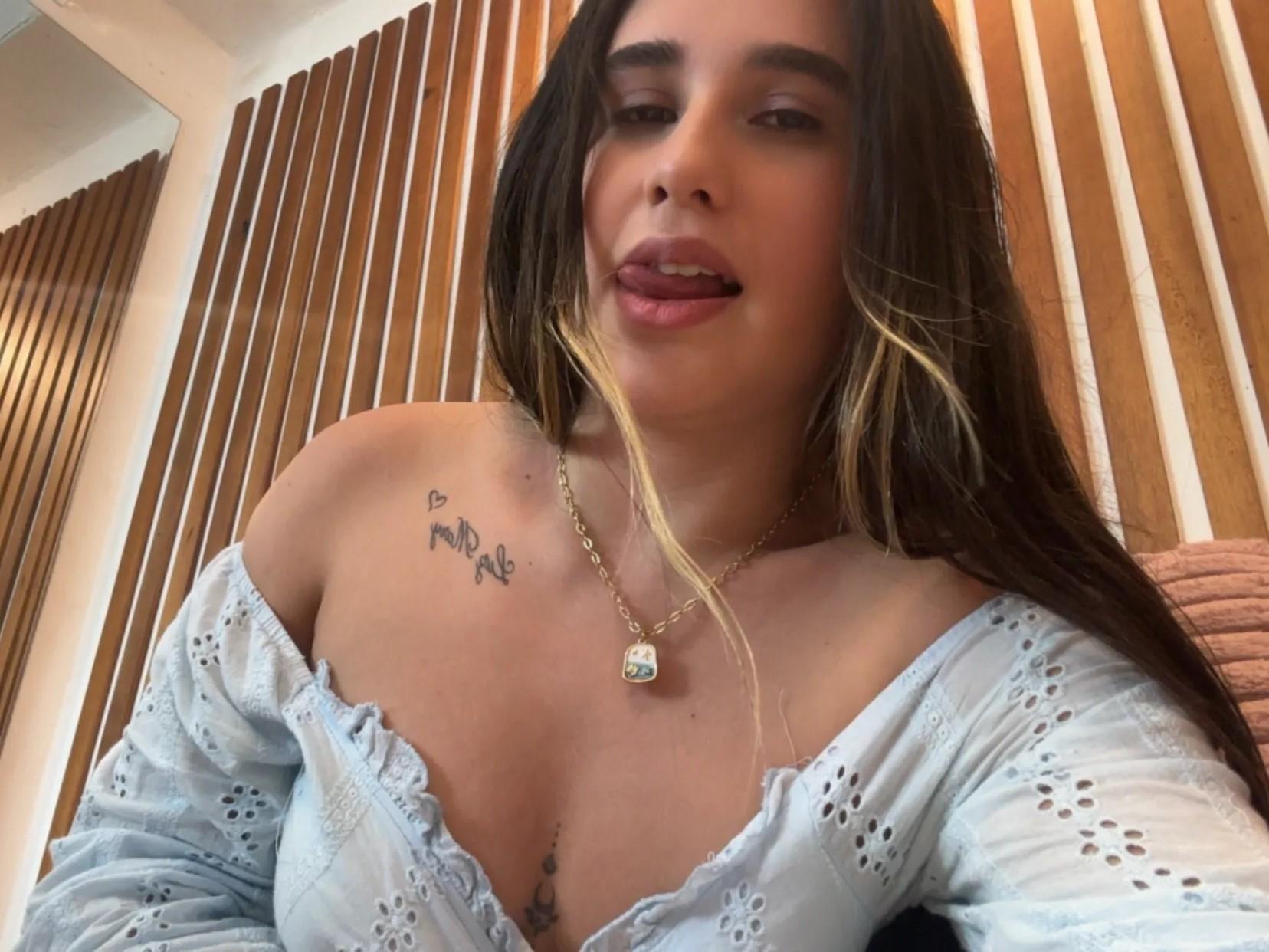 Image of cam model KatieDesirX from XloveCam