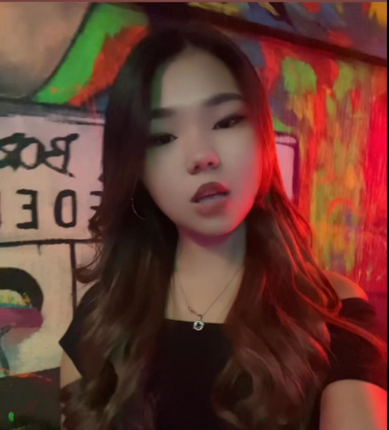 Image of cam model EllaBadgero from XloveCam