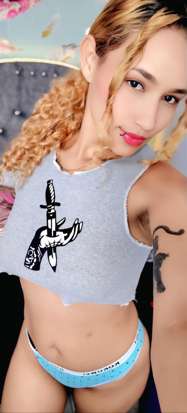 Image of cam model NaomyeLm from XloveCam