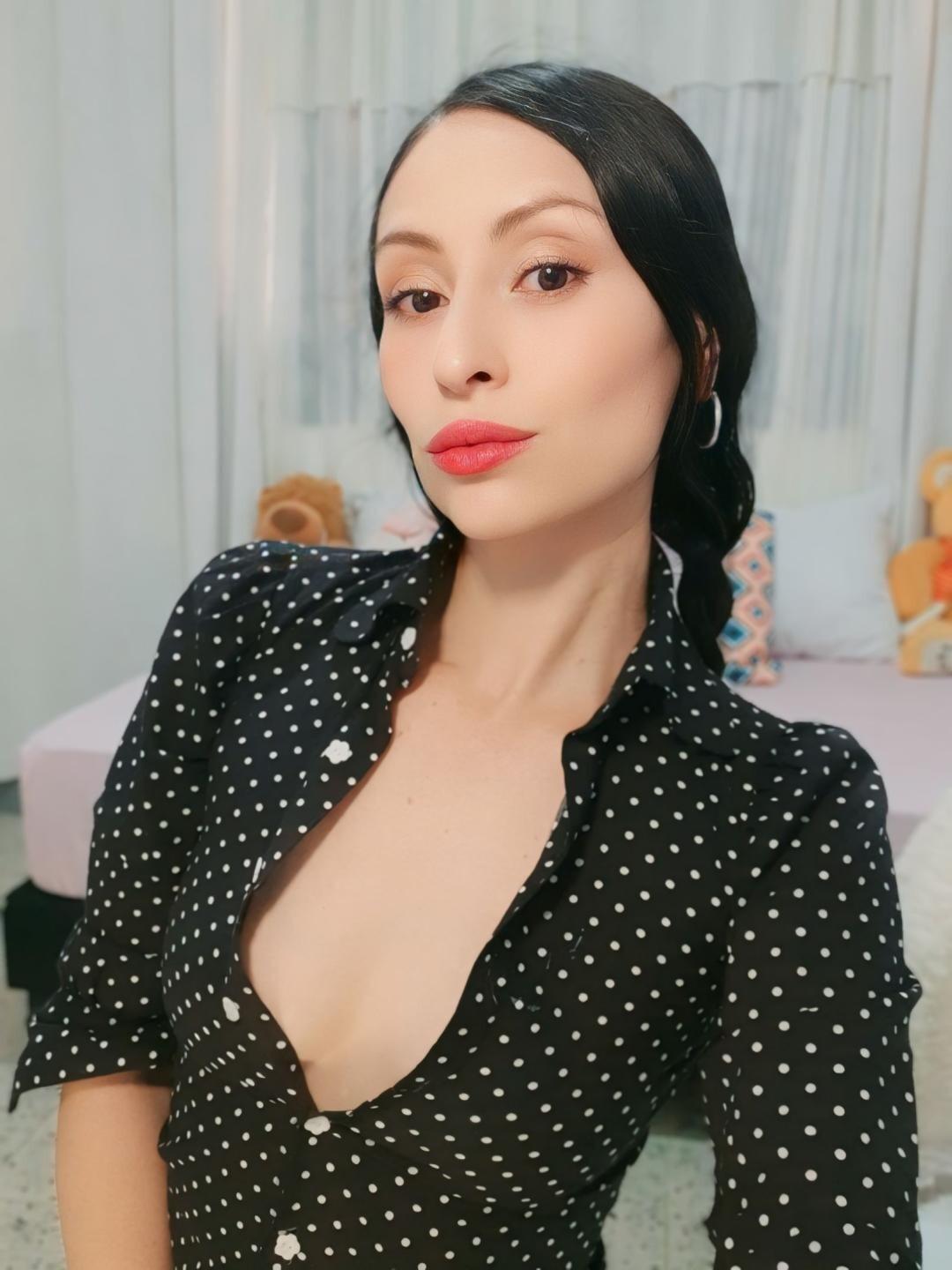 Image of cam model AliceRossiX from XloveCam