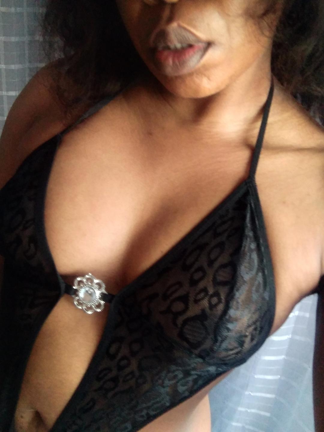 Image of cam model Rwau from XloveCam