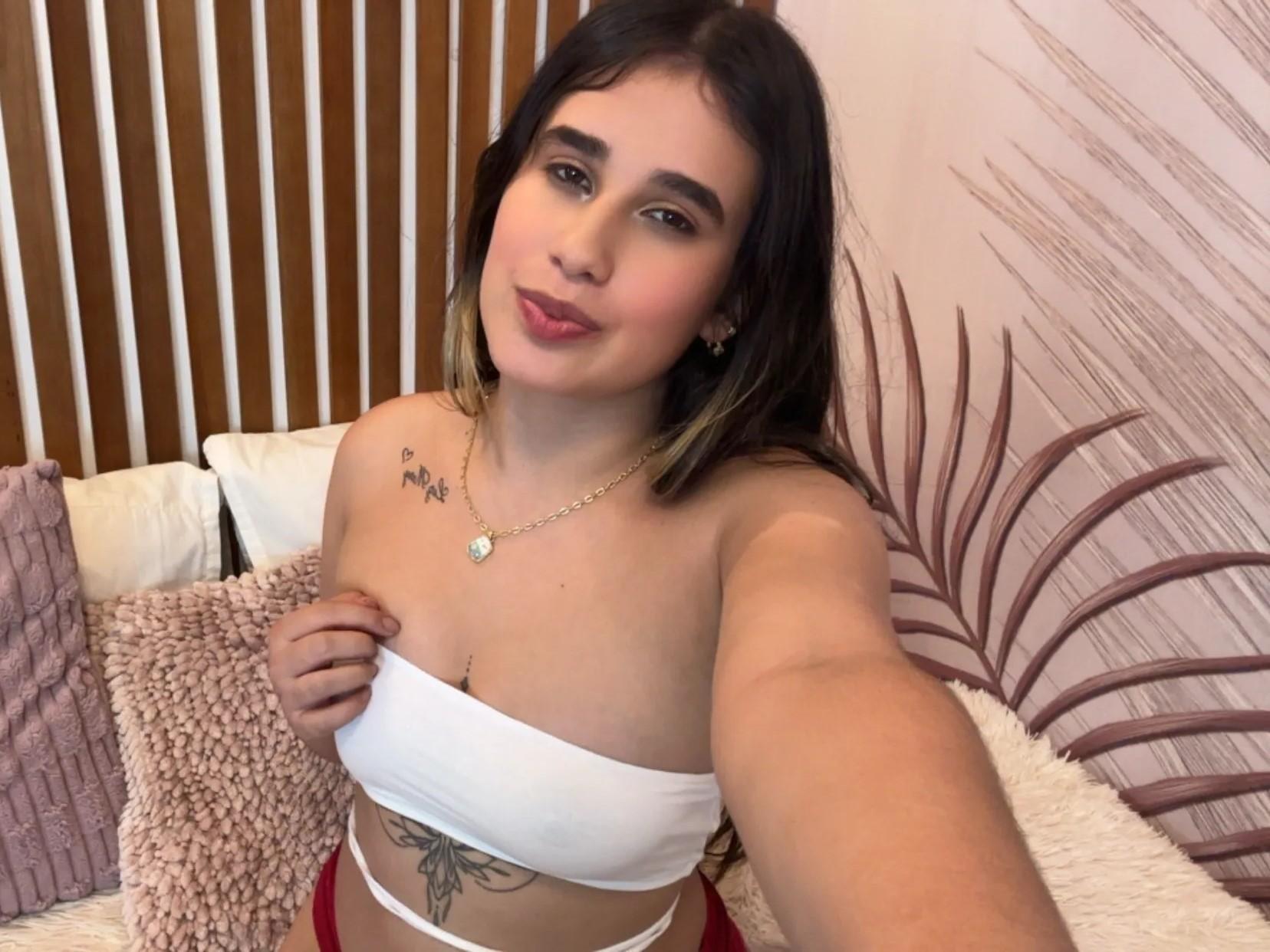Image of cam model KatieDesirX from XloveCam