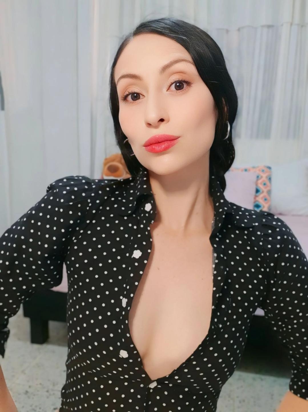 Image of cam model AliceRossiX from XloveCam