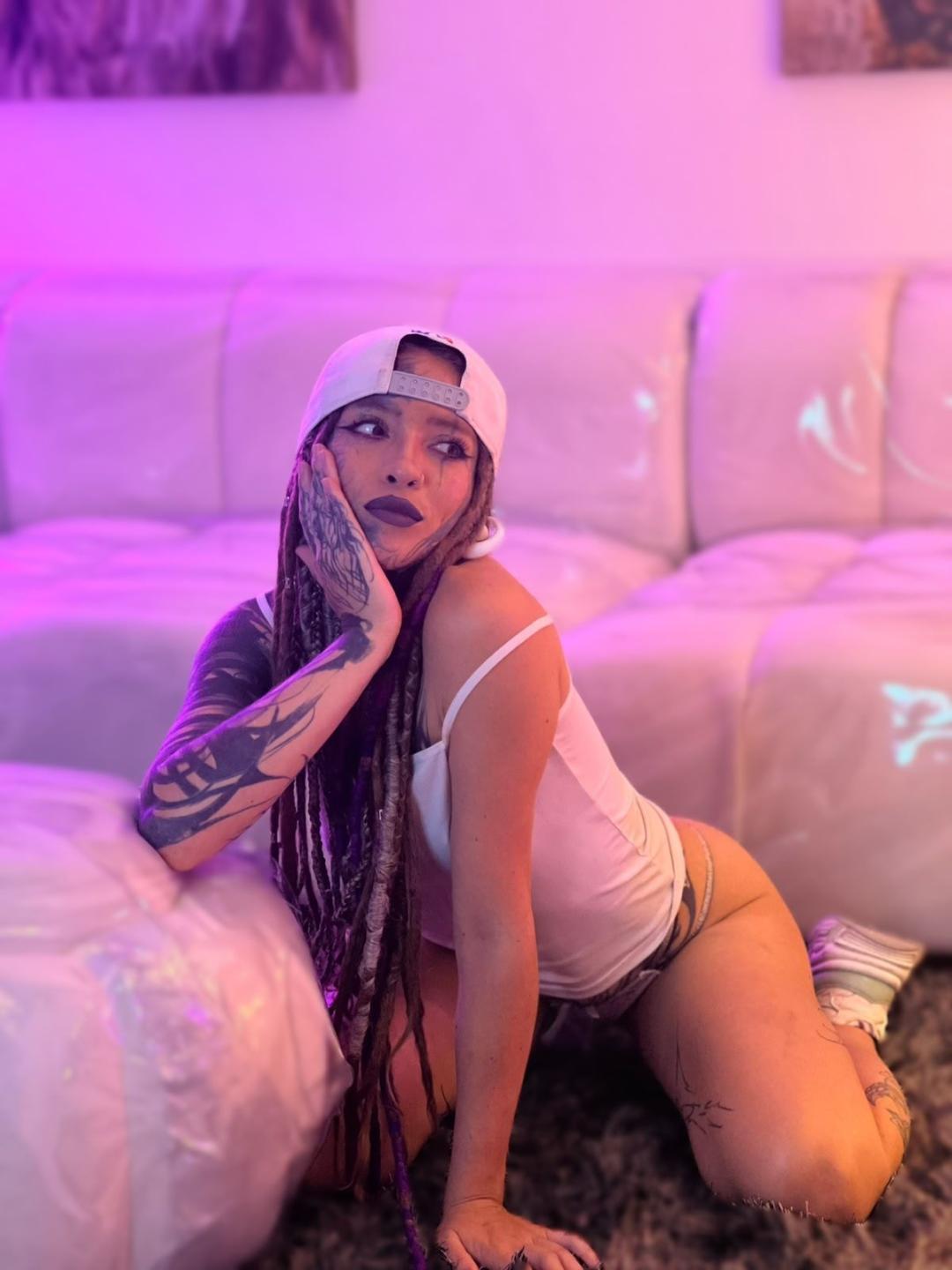 Image of cam model LucyDollyHot from XloveCam