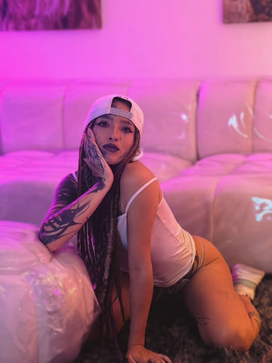 Image of cam model LucyDollyHot from XloveCam