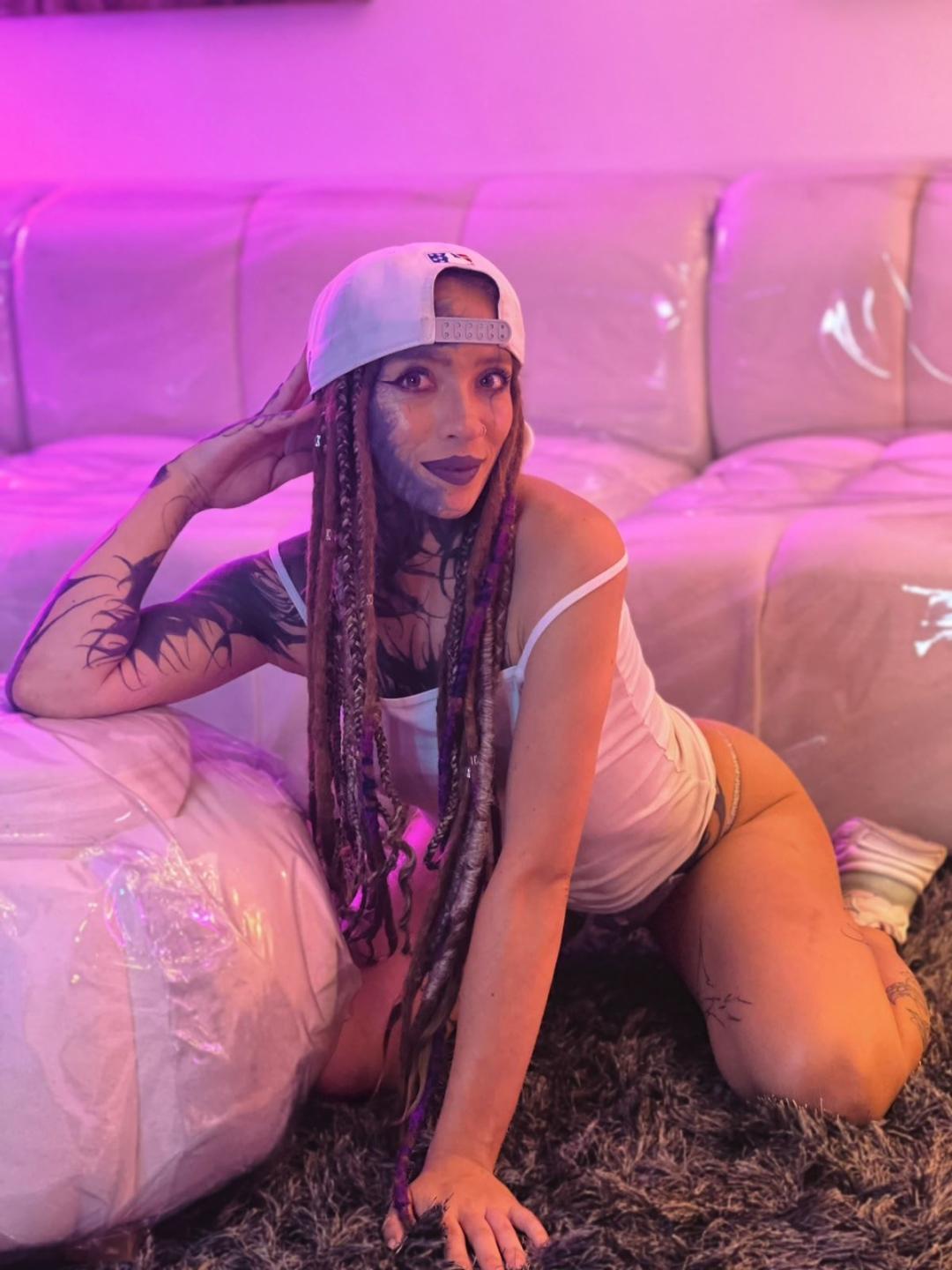 Image of cam model LucyDollyHot from XloveCam